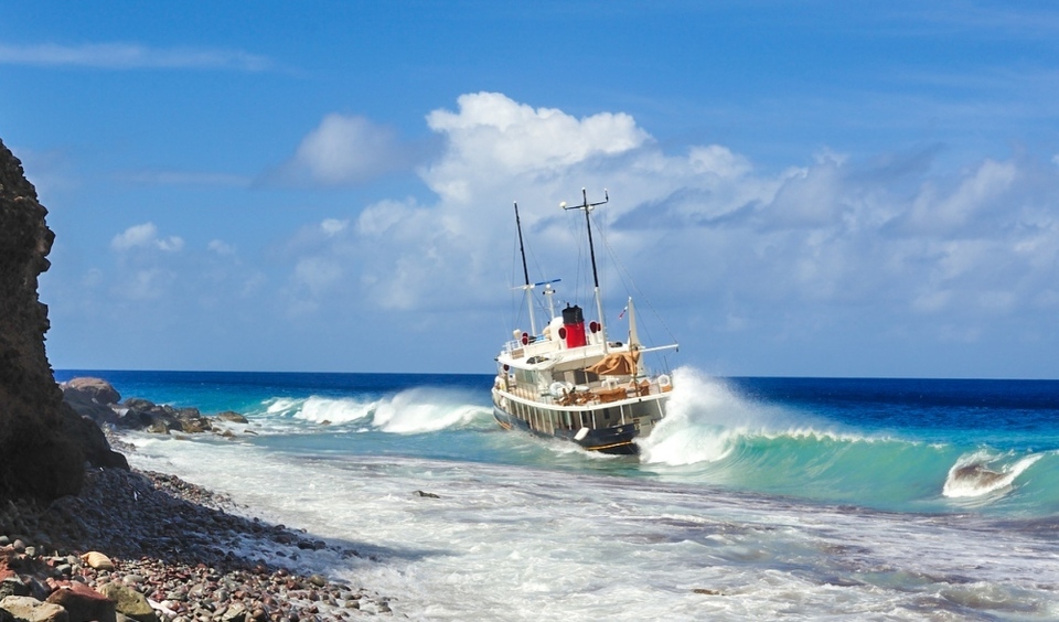 48m superyacht Elsa runs aground in Saba